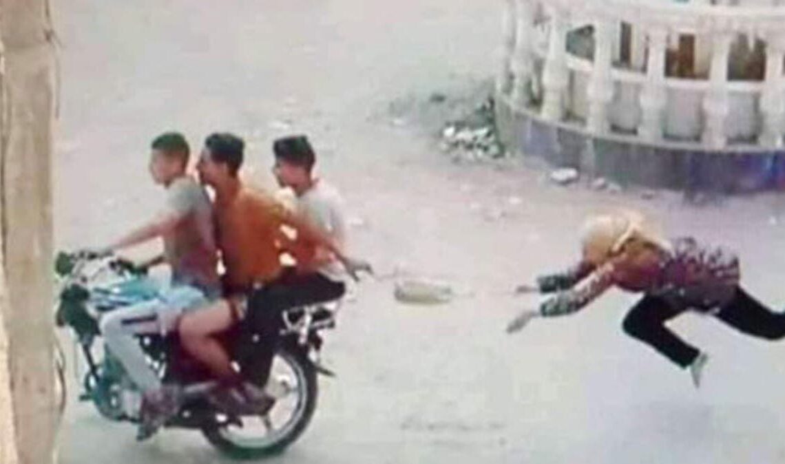 القبض على عصابة «التوك توك» بالشرقية: 3 لصوص تخصص خطف حقائب السيدات 16 - جريدة المساء خطف حقيبة سيدة - أرشيفية