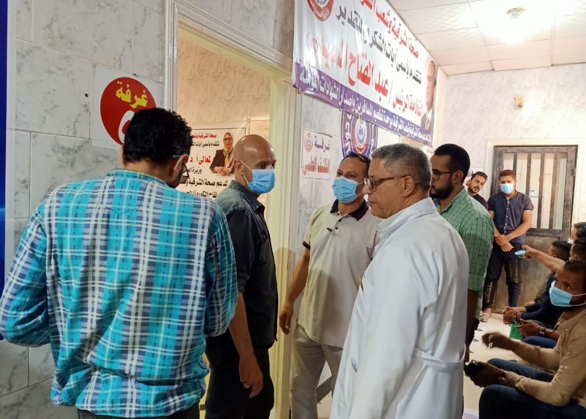 وكيل وزارة الصحة بالشرقية يتابع تطعيم المواطنين بلقاح كورونا بمستشفى منيا القمح 27 - جريدة المساء
