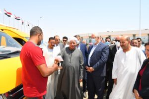 "ضمن مبادرة إحلال سيارات الكبود إلى ميكروباص".. وزير الزراعة ومحافظة قنا يسلمان بونات تموين مجانية لـ ١٢ سائق 25 - جريدة المساء