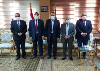 محافظ الشرقية يلتقى وفداً من مستثمرى العاشر لبحث 20 - جريدة المساء