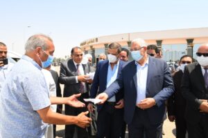 "ضمن مبادرة إحلال سيارات الكبود إلى ميكروباص".. وزير الزراعة ومحافظة قنا يسلمان بونات تموين مجانية لـ ١٢ سائق 27 - جريدة المساء