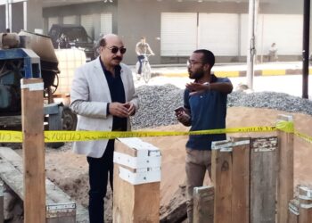 محافظ أسوان يفاجئ العمال والمشرفين بمشروعات الإحلال والتجديد للبنية التحتية 35 - جريدة المساء