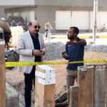 محافظ أسوان يفاجئ العمال والمشرفين بمشروعات الإحلال والتجديد للبنية التحتية 25 - جريدة المساء