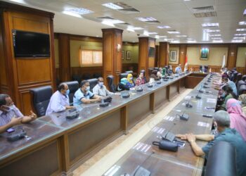 نائب محافظ سوهاج يناقش تفعيل مراكز خدمة المواطنين 25 - جريدة المساء