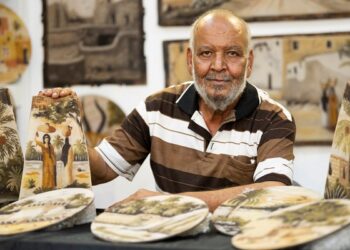 كأنك فى ألف ليلة وليلة.. "وهبة" يجسدحياة أهل" الخارجة" فى لوحات بالرمال الملونة 21 - جريدة المساء