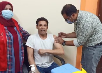 سعد الصغير يتلقى  لقاح كورونا بمركز تطعيم المسافرين للخارج في الشرقية 31 - جريدة المساء