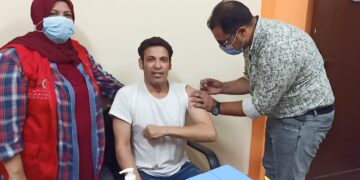 سعد الصغير يتلقى  لقاح كورونا بمركز تطعيم المسافرين للخارج في الشرقية 1 - جريدة المساء