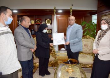 محافظ بني سويف يسلم شهادة  تقدير لوالدة الطالبة الراحلة لميس يحيي 21 - جريدة المساء