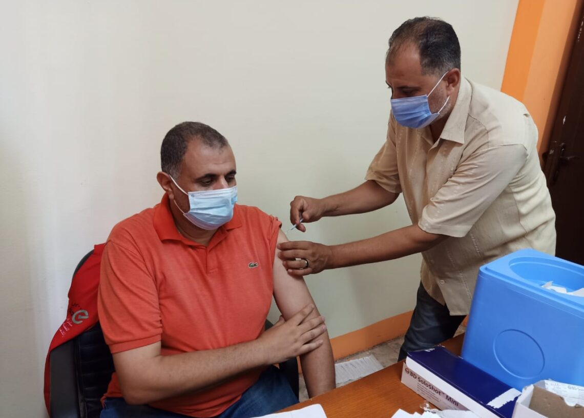 وكيل وزارة الصحة بالشرقية يتابع مركز تطعيم المواطنين بلقاح كورونا 19 - جريدة المساء وكيل وزارة الصحة بالشرقية يتابع مركز تطعيم المواطنين بلقاح كورونا 18 - جريدة المساء