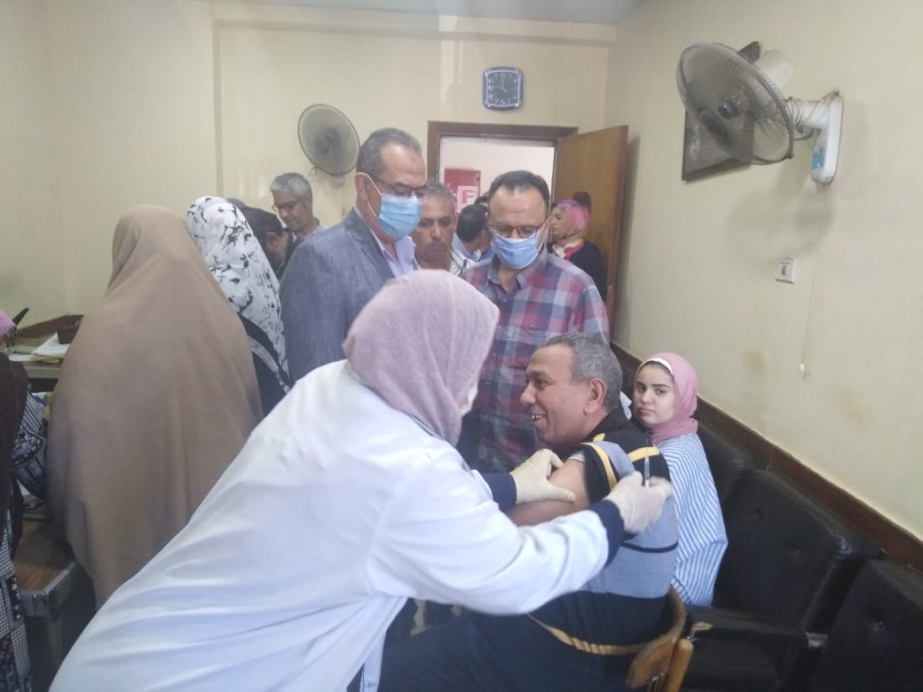 وكيل تعليم القليوبية يتابع تطعيم العاملين بلقاح كورونا 16 - جريدة المساء