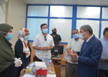 محافظ المنيا يتابع تلقي الموظفين بالديوان عام محافظة المنيا للقاح فيروس كورونا 33 - جريدة المساء