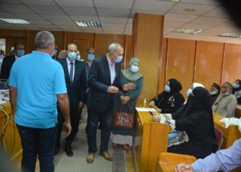 محافظ القليوبية يتابع أعمال تطعيم الموظفين بثلاث مديريات بلقاح كورونا 20 - جريدة المساء