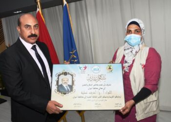 تكريم جمعية الليدرز ومؤسسة نشر البسمة لمحافظ أسوان لدعمه للقافلة الطبية للعيون 21 - جريدة المساء