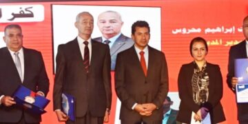 أشرف صبحى يكرم وكيل وزارة الشباب والرياضة بكفر الشيخ   1 - جريدة المساء