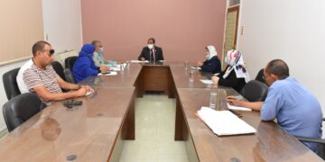 جامعة سوهاج تبحث دمج طلاب مدارس الأمل للصم بكلية التربية النوعية.. 1 - جريدة المساء