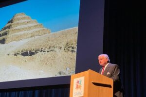 بالصور.. كيف أخرج زاهى حواس الأمريكان من بيوتهم رغم انتشار كورونا 46 - جريدة المساء