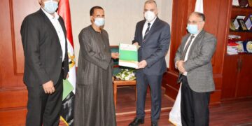 محافظ سوهاج يسلم 56 شيكا بقيمة 392 ألف جنيه لدعم الشباب من أصحاب المشروعات الصغيرة 1 - جريدة المساء