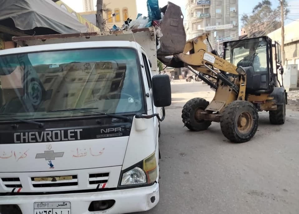 مواصله حملات للنظافة ورفع الاشغالات ومراجعة غرف الصرف الصحي بالحامول 15 - جريدة المساء