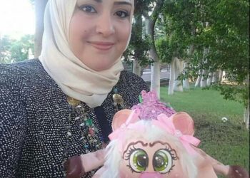 حوار : د.خالد محسنيظل الفن التشكيلي نبض الفنان المبدع ولغته التي تترجم مواقفه ومشاهده ورؤيته للحياة ووسيلة التواصل مع الواقع لرصده وتجسيده رمزا أو محاكاة ،أومزيجا مابين التلميح والتصريح. والفنون التشكيليه بوجه عام ، تجسد  ما يدور بالذات البشرية من تعبيرات كامنه وتعبر عن القيم الصور الجمالية وفقا لإبداع وتصور كل فنان. ومن أهم مدارسه السىيرياليه والتجريبيه  والرمزية والإنطباعية والواقعية وغيرها.والفنانة التشكيلية غادة إبراهيم هي وجه مصري أصيل أستطاعت أن تترك بصمة فنية لتطوير وتطويع فن صناعة العرائس لإنتاج عروسة مصرية بمواصفات خاصة،علاوة علي تجسيد عشرات الشخوص والوجوه المصرية الأصيلة.وعن رحلتها الإبداعية ورؤيتها لواقع ومستقبل الفن التشكيلي وفن صناعة العرائس وبعض هموم وأوجاع التشكيليبن التقت المساء معها فكان هذا الحوار الشيق والصريح عبر عدد من التساؤلات ، فكانت هذ السطور.(غياب الدعم والإنتاج) في البداية وعن تقييمها لواقع الفن التشكيلي وفن تصميم العرائس قالت: - الفن التشكيلى له مدارس متعدده حسب وهناك فنانون متمكنون فيه كل حسب منهجه وتصوراته للحياة ولكن من وجهه نظرى المتواضعه أنه (مش واخد حقه). وأيضا كافة فنون (الهاند ميد) بوجه عام وفن صناعة العرايس بوجه خاص فلا يوجد داعم أو راع لها رغم أنها من أهم وسائل توصيل المعلومات والفكر والتراث والتاريخ عبرالأزمنه المختلفه، منذ عهد الفراعنه مرورا بالفنون الشعبيه والأراجوز وأوبرتات أعياد الطفوله فى زمن شهد آخر مراحل الاهتمام بالطفوله وبفن توصيل المعلومه بطريقه مبسطه عن طريق الدمى والعرايس. (مؤهلات ومعارض) * وعن أهم المؤهلات العلمية والمعارض التي شاركت فيها أشارت الفنانة غادة أنها خريجه كليه تربيه فنيه جامعه حلوان وهي التى اثقلت موهبتىها وحبها للأعمال اليدويه منذ نعومه أظفارها.أما عن المعارض التى شاركت بها فهما معرضان، معرض بكلية التربية الفنية بجامعة حلوان والآخر بإحدى النوادى وسبب عدم كثرة مشاركتها يعود لأمرين الأول غلو أسعار المعارض ،والثانى هو غياب الوعي لدي البعض من جمهور المتفرجين ،وطريقة تعامله مع المعروضات بصورة غير لائقه !.وأضافت : أتمنى أن تتاح لى فرصه عرض شغلى بأماكن وبلاد متعدده ، ومن أحلامى المشاركة بمعارض دولية وعربية،وبأعمال تراثيه تجسد ملامح الشخصية المصرية الأصيلة عبر مختلف العصور.( محطات البداية والإبداع) وعن أهم محطات البداية ورحلتها مع الفن التشكيلي قالت: البدايه كانت منذ الطفوله وحبى للرسم والأعمال اليدويه والتى أصقلت بتعليمى لأنواع متعدده من الفنون اليدويه والتشكيليه فى كليتى وبعد التخرج اشتغلت بمكتب رسوم متحركه تابع لقطاع النيل للأسره والطفل وبعد مرور عده سنوات تزوجت وتركت عملى لبعد المسافات ،وكنت أزين منزلى بالأعمال اليدويه وعملت لفتره فى مكملات الإكسسورات المناسبات كطارات العرسان التى يتصورون في الأفراح وغيرها.ولفت اهتمامى طريقه صنع العرايس من خامات الفوم وغيرها من الخامات البيئية وتوظيف الألوان الطبيعية والإكليرك وغيرها ، وقدتعلمتها من فيديو إسبانى غير مترجم على اليوتيوب وحاولت أطوع خاماتى المتوفره إلى أن تمكنت من معرفه أماكن بيعها وطورت نفسى سريعا وقمت بإعداد عدة فيديوهات وكنت أتلقي الدعم والتوجيه المستمر من أهلى وأسرتي ، ثم بدأت في تصنيع عرايس شخصيات الرسوم المتحركه لأفلام ديزنى ، ثم عمل شخصيات رمضان التى أثرت فى طفولتنا وحفرت ذكرياتنا الجميله.(طموحات المستقبل) وحول طموحاتها المستقبلية أوضحت أنها تحلم و تتمنى المشاركه باعمال تراثيه ومعارض عالميه وعربي وأن يتاح لها فرصة عرض أعمالها الفنية بأماكن وبلاد متعدده فالفنان دائما ما يلقى الضوء بفنه على مجريات الأمور والاحداث وتداعياتها.وحول مشاركتها في المناسبات المجتعية قالت: إن انفعال الفنان بمعايشة الأحداث والمناسبات أمر مهم وضروري لتطوير أدواته وافكاره،وقدحاولت ان اشارك باعمالى المناسبات المختلفة، كعيد الام وعيد الربيع وعيد الحب والاعياد الدينيه كعيدي الفطر والأضحى بأعمال تبعث الفرحه فى نفوس الاطفال والكبار. وأثناء نقل المومياوات الملكية كحدث تاريخي ودولي قمت بعمل عروسه فرعونيه. وفي مثل هذه الأحداث القومية من الممكن  أن يلتقي عدد من الفنانين المبدعين في عمل تشاركي أو جدارية لإضفاء التنوع واللمسات الفنية التي تجسد الإنتماء وحب الوطن. وأتمنى عمل المزيد من العرائس التي تمثل ثقافتنا وتاريخنا لأطفالنا بدل من العرايس المستورده التى لا تمثل عادتنا ولا تقاليدنا.( توظيف التكنولوجيا) وعن توظيف التقنيات الحديثة أضافت: حاولت مجاراه التكنولوجيا بإمكانياتى المتواضعه بعمل عروسه تمشى وتغنى لمضاربة ومنافسة المستورد و الصينى وأتمنى تقديم الجديد دائما. وعن نصائحها لجيل الشباب إختتمت حديثها للمساء بقولها: من تجربتى وخبرتي أنصح الأجيال الجديدة ، والعاملين (بالهاند ميد) بالتحلي بقوة الإرادة والمثابره والصبر وتوظيف ما لديهم من قدرات والإستمرار في رحلة الإبداع بأبسط الإمكانيات والتفاؤل لتحقيق النجاحات والتميز.