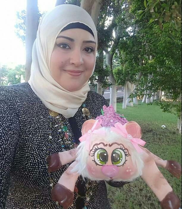 حوار : د.خالد محسنيظل الفن التشكيلي نبض الفنان المبدع ولغته التي تترجم مواقفه ومشاهده ورؤيته للحياة ووسيلة التواصل مع الواقع لرصده وتجسيده رمزا أو محاكاة ،أومزيجا مابين التلميح والتصريح. والفنون التشكيليه بوجه عام ، تجسد  ما يدور بالذات البشرية من تعبيرات كامنه وتعبر عن القيم الصور الجمالية وفقا لإبداع وتصور كل فنان. ومن أهم مدارسه السىيرياليه والتجريبيه  والرمزية والإنطباعية والواقعية وغيرها.والفنانة التشكيلية غادة إبراهيم هي وجه مصري أصيل أستطاعت أن تترك بصمة فنية لتطوير وتطويع فن صناعة العرائس لإنتاج عروسة مصرية بمواصفات خاصة،علاوة علي تجسيد عشرات الشخوص والوجوه المصرية الأصيلة.وعن رحلتها الإبداعية ورؤيتها لواقع ومستقبل الفن التشكيلي وفن صناعة العرائس وبعض هموم وأوجاع التشكيليبن التقت المساء معها فكان هذا الحوار الشيق والصريح عبر عدد من التساؤلات ، فكانت هذ السطور.(غياب الدعم والإنتاج) في البداية وعن تقييمها لواقع الفن التشكيلي وفن تصميم العرائس قالت: - الفن التشكيلى له مدارس متعدده حسب وهناك فنانون متمكنون فيه كل حسب منهجه وتصوراته للحياة ولكن من وجهه نظرى المتواضعه أنه (مش واخد حقه). وأيضا كافة فنون (الهاند ميد) بوجه عام وفن صناعة العرايس بوجه خاص فلا يوجد داعم أو راع لها رغم أنها من أهم وسائل توصيل المعلومات والفكر والتراث والتاريخ عبرالأزمنه المختلفه، منذ عهد الفراعنه مرورا بالفنون الشعبيه والأراجوز وأوبرتات أعياد الطفوله فى زمن شهد آخر مراحل الاهتمام بالطفوله وبفن توصيل المعلومه بطريقه مبسطه عن طريق الدمى والعرايس. (مؤهلات ومعارض) * وعن أهم المؤهلات العلمية والمعارض التي شاركت فيها أشارت الفنانة غادة أنها خريجه كليه تربيه فنيه جامعه حلوان وهي التى اثقلت موهبتىها وحبها للأعمال اليدويه منذ نعومه أظفارها.أما عن المعارض التى شاركت بها فهما معرضان، معرض بكلية التربية الفنية بجامعة حلوان والآخر بإحدى النوادى وسبب عدم كثرة مشاركتها يعود لأمرين الأول غلو أسعار المعارض ،والثانى هو غياب الوعي لدي البعض من جمهور المتفرجين ،وطريقة تعامله مع المعروضات بصورة غير لائقه !.وأضافت : أتمنى أن تتاح لى فرصه عرض شغلى بأماكن وبلاد متعدده ، ومن أحلامى المشاركة بمعارض دولية وعربية،وبأعمال تراثيه تجسد ملامح الشخصية المصرية الأصيلة عبر مختلف العصور.( محطات البداية والإبداع) وعن أهم محطات البداية ورحلتها مع الفن التشكيلي قالت: البدايه كانت منذ الطفوله وحبى للرسم والأعمال اليدويه والتى أصقلت بتعليمى لأنواع متعدده من الفنون اليدويه والتشكيليه فى كليتى وبعد التخرج اشتغلت بمكتب رسوم متحركه تابع لقطاع النيل للأسره والطفل وبعد مرور عده سنوات تزوجت وتركت عملى لبعد المسافات ،وكنت أزين منزلى بالأعمال اليدويه وعملت لفتره فى مكملات الإكسسورات المناسبات كطارات العرسان التى يتصورون في الأفراح وغيرها.ولفت اهتمامى طريقه صنع العرايس من خامات الفوم وغيرها من الخامات البيئية وتوظيف الألوان الطبيعية والإكليرك وغيرها ، وقدتعلمتها من فيديو إسبانى غير مترجم على اليوتيوب وحاولت أطوع خاماتى المتوفره إلى أن تمكنت من معرفه أماكن بيعها وطورت نفسى سريعا وقمت بإعداد عدة فيديوهات وكنت أتلقي الدعم والتوجيه المستمر من أهلى وأسرتي ، ثم بدأت في تصنيع عرايس شخصيات الرسوم المتحركه لأفلام ديزنى ، ثم عمل شخصيات رمضان التى أثرت فى طفولتنا وحفرت ذكرياتنا الجميله.(طموحات المستقبل) وحول طموحاتها المستقبلية أوضحت أنها تحلم و تتمنى المشاركه باعمال تراثيه ومعارض عالميه وعربي وأن يتاح لها فرصة عرض أعمالها الفنية بأماكن وبلاد متعدده فالفنان دائما ما يلقى الضوء بفنه على مجريات الأمور والاحداث وتداعياتها.وحول مشاركتها في المناسبات المجتعية قالت: إن انفعال الفنان بمعايشة الأحداث والمناسبات أمر مهم وضروري لتطوير أدواته وافكاره،وقدحاولت ان اشارك باعمالى المناسبات المختلفة، كعيد الام وعيد الربيع وعيد الحب والاعياد الدينيه كعيدي الفطر والأضحى بأعمال تبعث الفرحه فى نفوس الاطفال والكبار. وأثناء نقل المومياوات الملكية كحدث تاريخي ودولي قمت بعمل عروسه فرعونيه. وفي مثل هذه الأحداث القومية من الممكن  أن يلتقي عدد من الفنانين المبدعين في عمل تشاركي أو جدارية لإضفاء التنوع واللمسات الفنية التي تجسد الإنتماء وحب الوطن. وأتمنى عمل المزيد من العرائس التي تمثل ثقافتنا وتاريخنا لأطفالنا بدل من العرايس المستورده التى لا تمثل عادتنا ولا تقاليدنا.( توظيف التكنولوجيا) وعن توظيف التقنيات الحديثة أضافت: حاولت مجاراه التكنولوجيا بإمكانياتى المتواضعه بعمل عروسه تمشى وتغنى لمضاربة ومنافسة المستورد و الصينى وأتمنى تقديم الجديد دائما. وعن نصائحها لجيل الشباب إختتمت حديثها للمساء بقولها: من تجربتى وخبرتي أنصح الأجيال الجديدة ، والعاملين (بالهاند ميد) بالتحلي بقوة الإرادة والمثابره والصبر وتوظيف ما لديهم من قدرات والإستمرار في رحلة الإبداع بأبسط الإمكانيات والتفاؤل لتحقيق النجاحات والتميز.