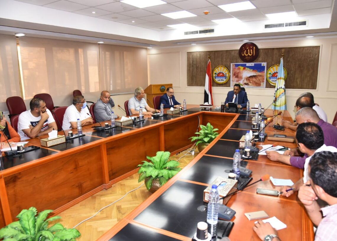 طوارئ بمطروح.. للقضاء على مشكلة انقطاع المياه 17 - جريدة المساء محافظ مطروح خلال الاجتماع