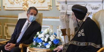 العنانى والبابا تواضروس مع شباب ملتقى لوجوس فى قصر عابدين 1 - جريدة المساء