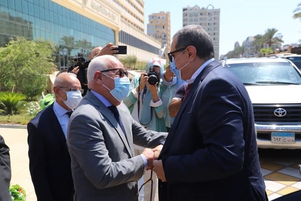 سعفان المحافظ يوزعان 500 وثيقة تأمين علي العمالة غير المنتظمة وماكينات خياطة وشنط عدة لخريجي مركز التدريب 16 - جريدة المساء