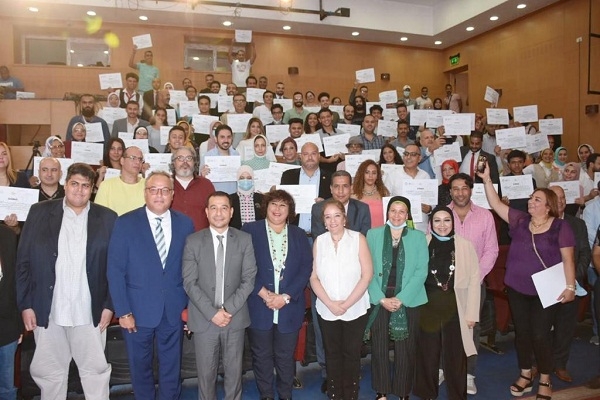 وزيرة الثقافة تسلم شهادات تخرج  الدفعة الأولى من مشروع السينما بين ايديك بالاسكندرية 17 - جريدة المساء