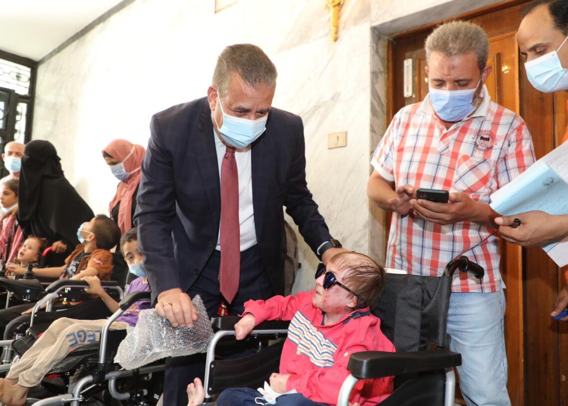 محافظ المنوفية يفى بوعده ..ويقدم كرسيًا كهربائيًا لـ"محمد سامى" 19 - جريدة المساء