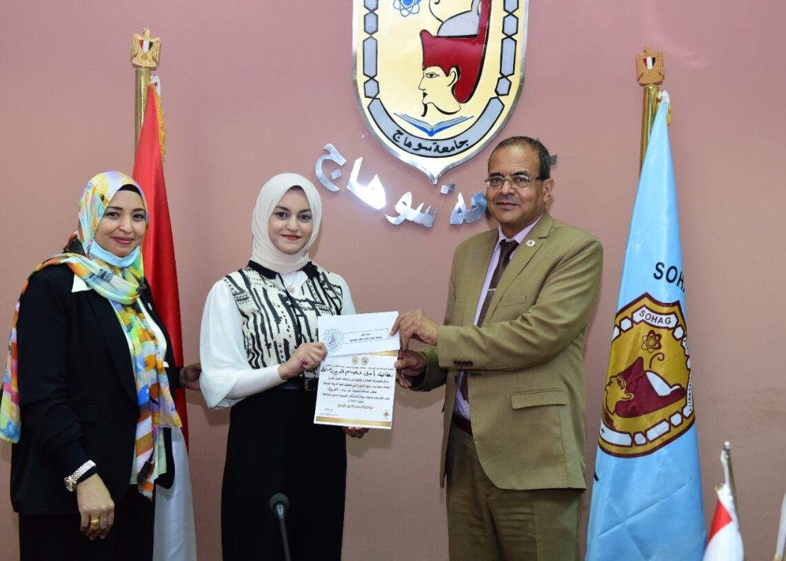 جامعة سوهاج تكرم الطلاب الفائزين فى المسابقة الفنية بكلية التربية النوعية 19 - جريدة المساء