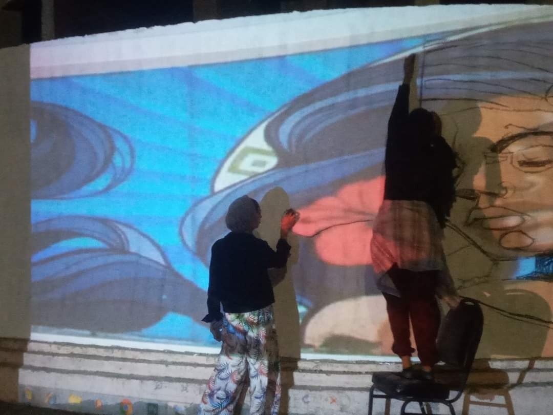 خريجو الفنون الجميلة يرفعون   كفاءة الجداريات بمدخل المركز التجارى بالقصير 19 - جريدة المساء