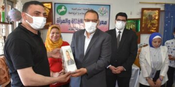 محافظ الشرقية يتفقد معرض الفنون التشكيلية وأندية الفتاة والمرأة بالصالة المغطاه 1 - جريدة المساء