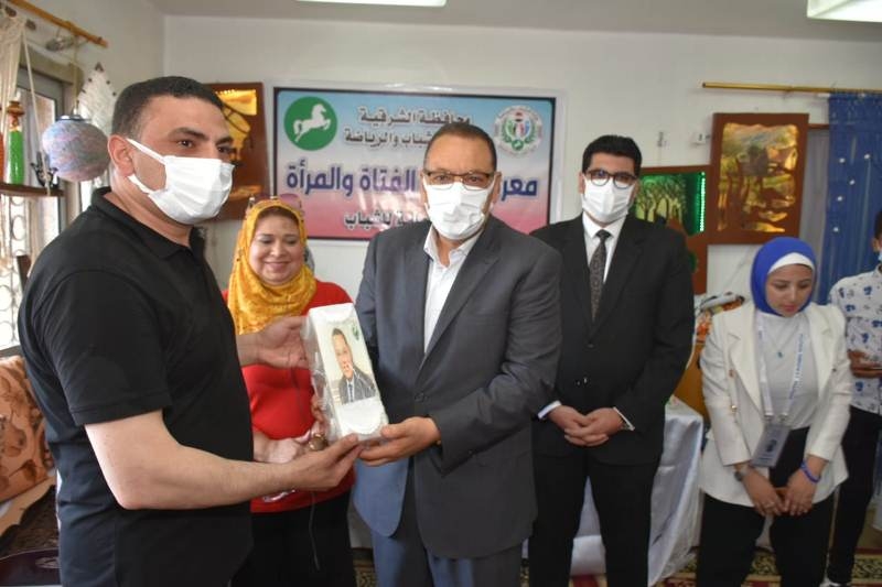 محافظ الشرقية يتفقد معرض الفنون التشكيلية وأندية الفتاة والمرأة بالصالة المغطاه 19 - جريدة المساء