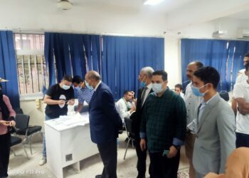 رئيس جامعة المنيا يتفقد نقاط تلقي لقاح كورونا لطلاب الفرق الثانية لكليات الجامعة 15 - جريدة المساء
