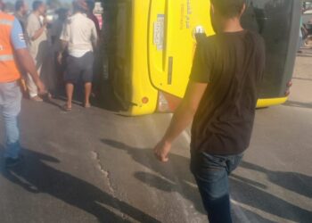 انقلاب أتوبيس رحلات على الطريق الدولي وإصابة السائق 19 - جريدة المساء