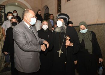 محافظ أسيوط يقدم واجب العزاء للأنبا بيجول أسقف الدير المحرق بالقوصية في وفاة شقيقه 35 - جريدة المساء