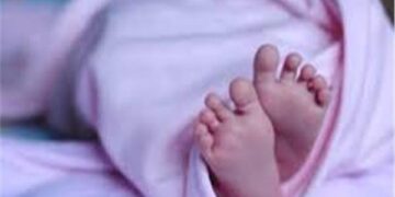 العثور على طفل رضيع فى مدخل عماره بنجع حمادى 1 - جريدة المساء