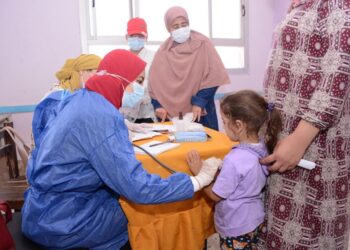 القوافل الطبية بجامعة طنطا تجري الكشف الطبى لـ1321 حالة بمركز زفتى وتقديم العلاج بالمجان 27 - جريدة المساء
