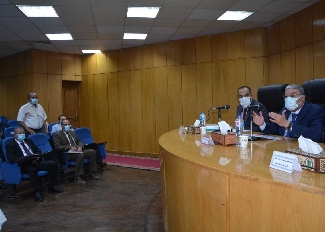 محافظ المنيا : جاري العمل في تنفيذ 215 مشروع في قطاع التعليم و 219 مشروع لمياه الشرب والصرف الصحي 17 - جريدة المساء