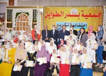 محافظ سوهاج يكرم أسر شهداء الجيش الأبيض وعدد من حفظة القرآن الكريم والحديث الشريف 14 - جريدة المساء