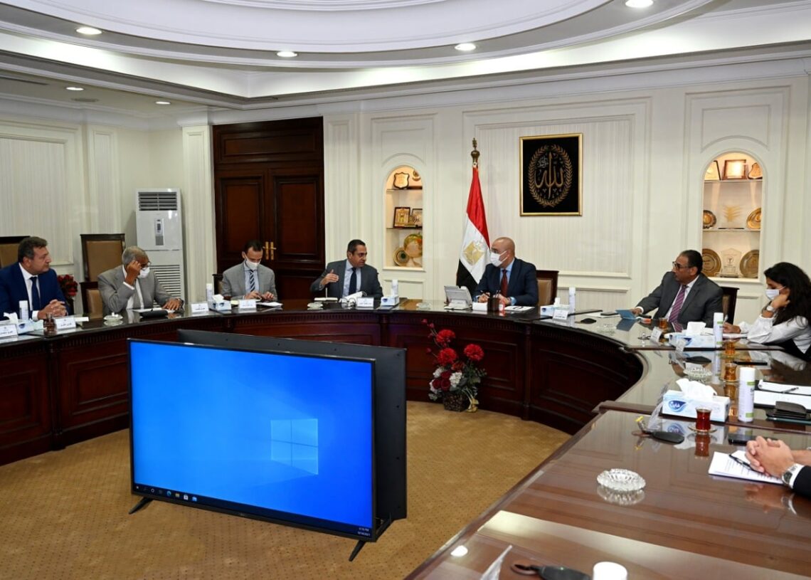 وزير الإسكان يلتقي عددا من المطورين العقاريين لوضع مجموعة من الضوابط والمقترحات لتنظيم السوق العقارية 17 - جريدة المساء