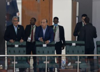 مصيلحى وأبو فريخة يحضران مباراة الاتحاد والميناء اليمنى 23 - جريدة المساء