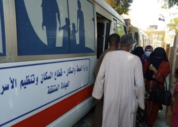 الكشف على ١٢٣٧ مواطن فى قافلة طبية مجانية بقنا 32 - جريدة المساء