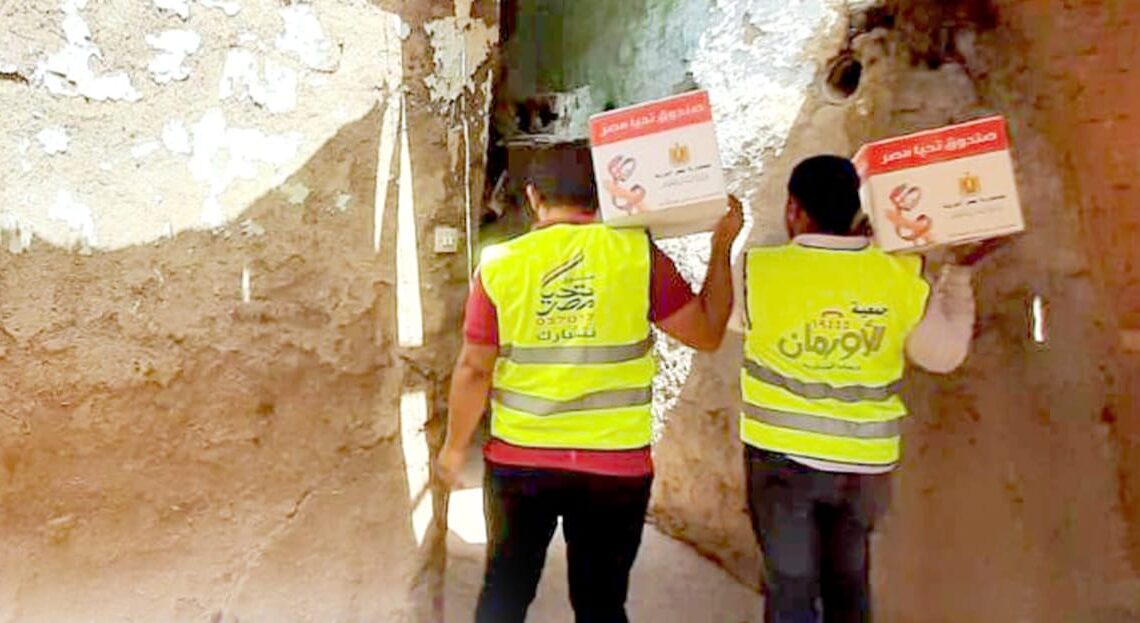 استمرار توزيع 12 ألف كرتونة و1500 قطعة ملابس بأسيوط 20 - جريدة المساء استمرار توزيع 12 ألف كرتونة و1500 قطعة ملابس بأسيوط 19 - جريدة المساء