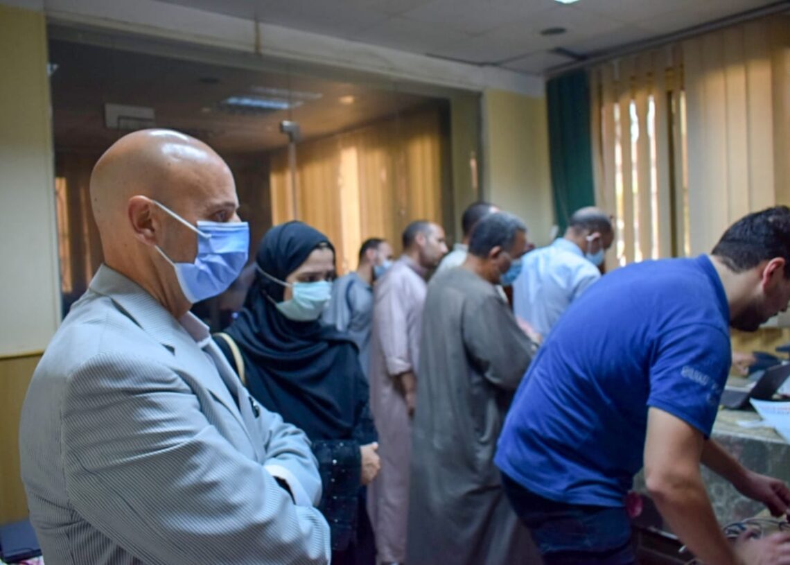 وكيل وزارة الصحة بالشرقية يتابع تطعيم المواطنين والمسافرين بلقاح كورونا 19 - جريدة المساء