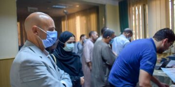 وكيل وزارة الصحة بالشرقية يتابع تطعيم المواطنين والمسافرين بلقاح كورونا 1 - جريدة المساء