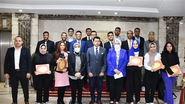 وزير الشباب والرياضة يكرم الفائزين بالمعرض الدولي للمبتكرين والمخترعين 14 - جريدة المساء وزير الشباب والرياضة مع المكرمين