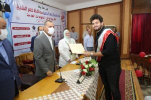 بالصور .. محافظ كفر الشيخ يكرم أوائل الثانوية العامة والدبلومات الفنية 21 - جريدة المساء