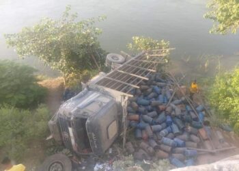 انقلاب سيارة محملة بأسطوانات البوتاجاز في الترعة الإبراهيمية بأسيوط 21 - جريدة المساء