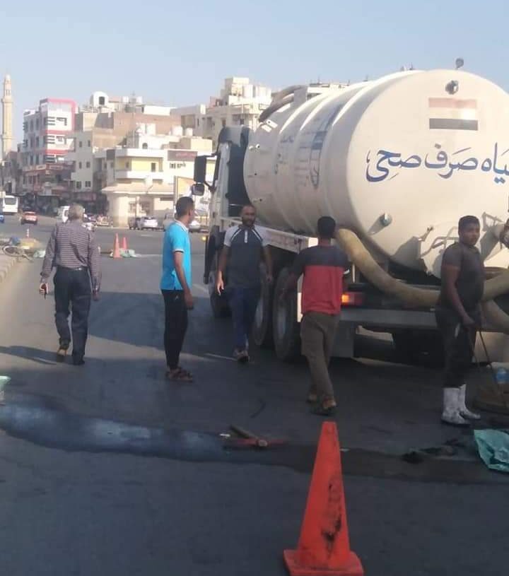 تطهير مطابق الصرف الصحي بشارع النصر والملاحة.. بالغردقة 19 - جريدة المساء